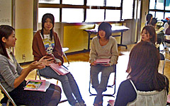説明会での小グループの様子