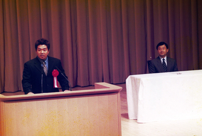 ２００２年文部科学省式典にて皇太子殿下の前で発表する代表